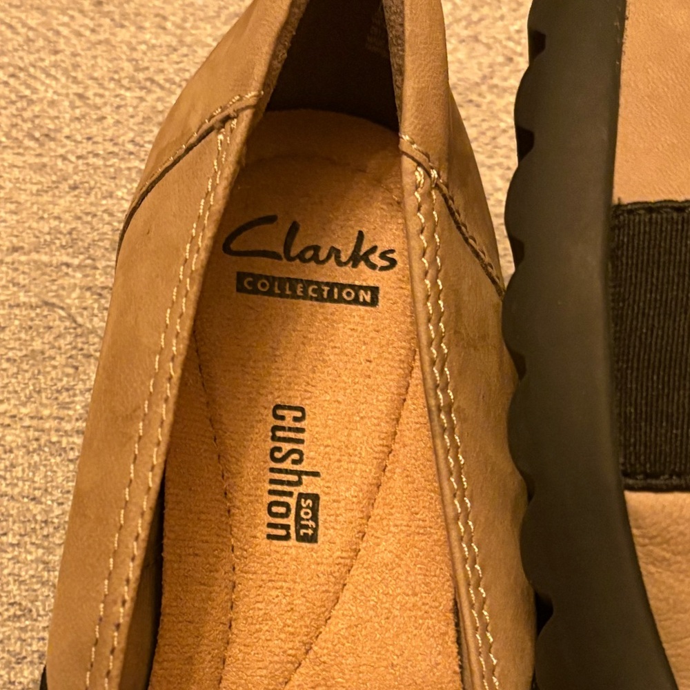 Clarks Tan and Black Flats - Picture 9 of 11